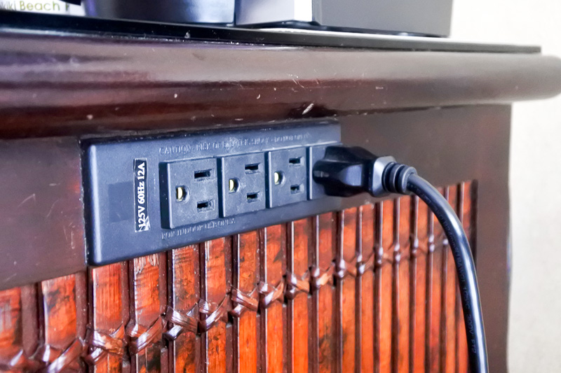 電源はクローゼット内とチェストのサイドにある