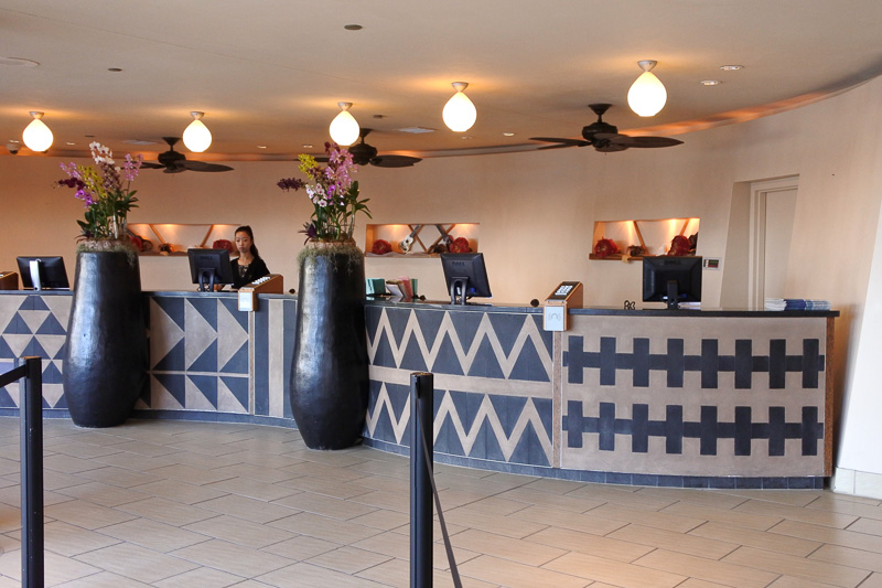 ロビーのフロント・デスクはタトゥーモチーフとココナッツ壺などハワイならではの要素が満載