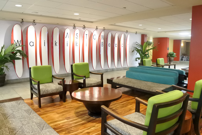 車止めの正面には、サーフボードを使ったデコレーションとくつろげるソファを設置