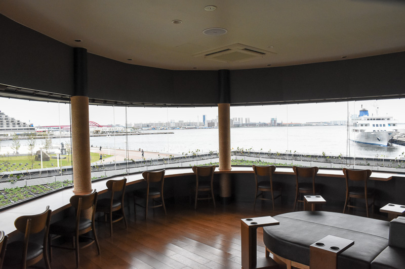 2階席からはメリケンパークを一望できる。神戸開港150年を記念したタイルも見える