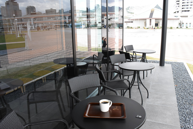 1階は店内/テラスともさまざまなテーブルと椅子が用意される