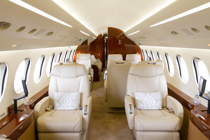 キャビンの様子。革張りのシートに光沢のある木材を多く用いたラグジュアリーな仕様。内装は30通りあるレイアウトから選んでオーダーできる