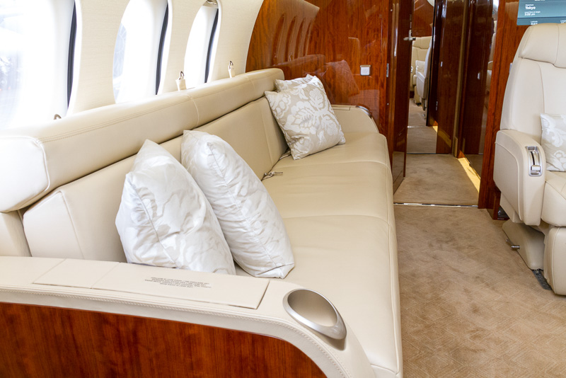 キャビンの様子。革張りのシートに光沢のある木材を多く用いたラグジュアリーな仕様。内装は30通りあるレイアウトから選んでオーダーできる