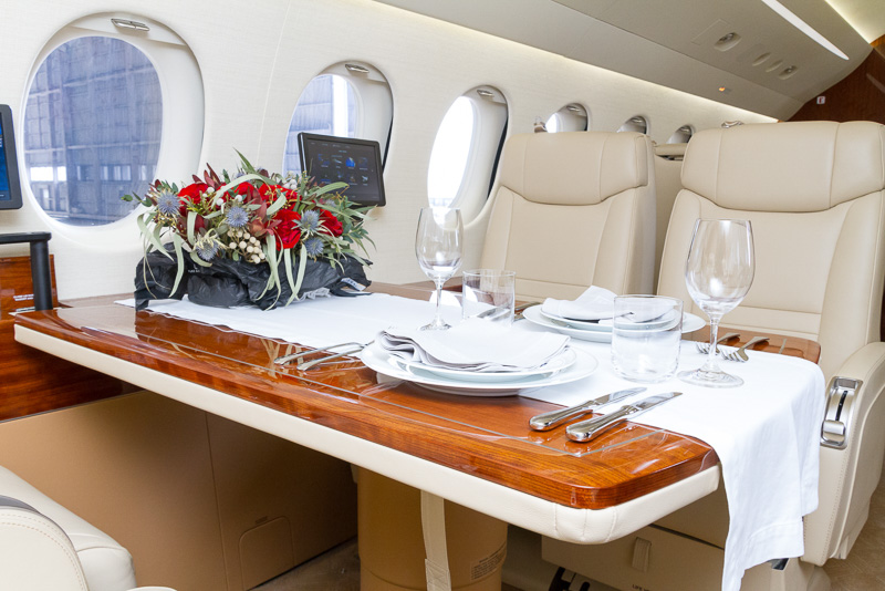 キャビンの様子。革張りのシートに光沢のある木材を多く用いたラグジュアリーな仕様。内装は30通りあるレイアウトから選んでオーダーできる