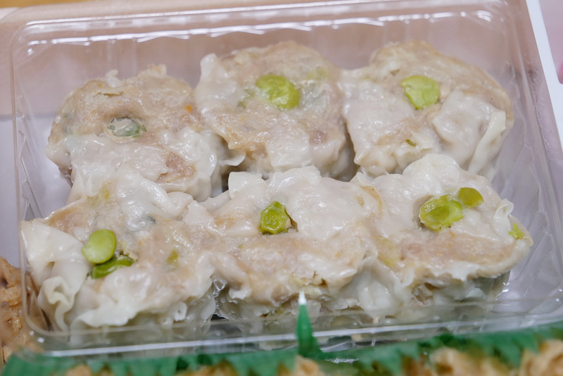 小ぶりな焼麦は全部で6個。上のグリーンピースが焼麦らしさを引き立てている
