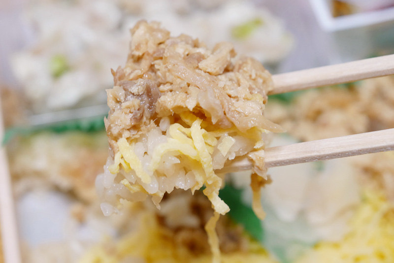 ご飯粒には鶏の旨みがしみ込んでいて、優しい美味しさ。ご飯の上の鶏肉や錦糸卵と合わせると、さらに美味しさが高められる