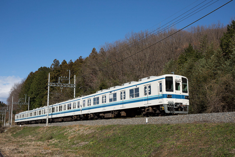 東武鉄道が保有する8000系（8506F）を2両編成で展示