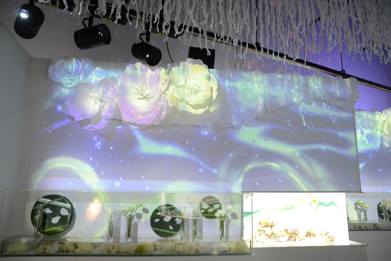 生花のほかに風をイメージした映像が流れる