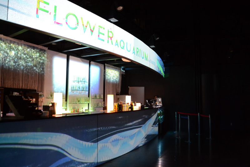 カフェバーではインパクトのある大きな水槽が目を引く。このエリアでは、ほんのり花の香りがして、“匂い”で花とコラボレーションをしている
