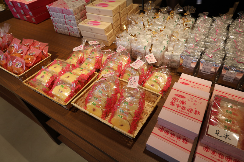 秩父の名産が並ぶ。この時期は芝桜をテーマにしたものも多い