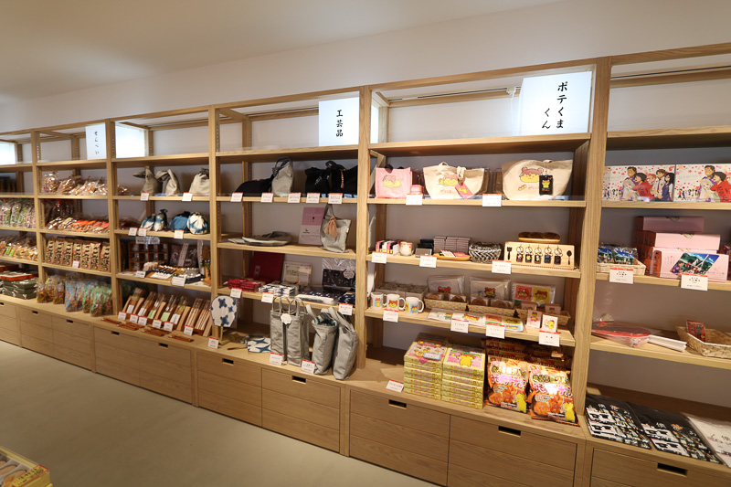 名産品も並ぶ