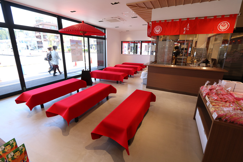 まつり茶屋の椅子スペース