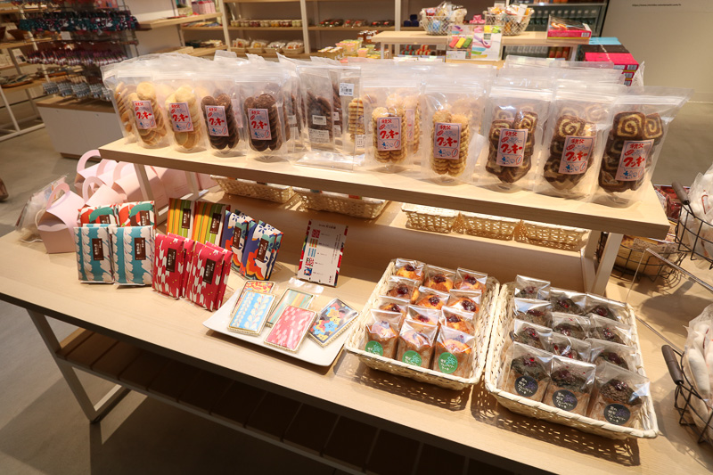 地元の土産物が厳選されて並ぶ