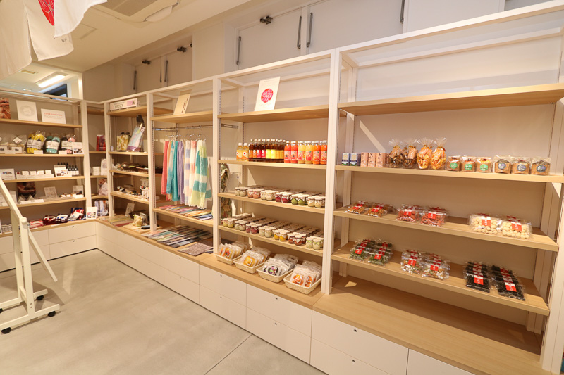 地元の土産物が厳選されて並ぶ