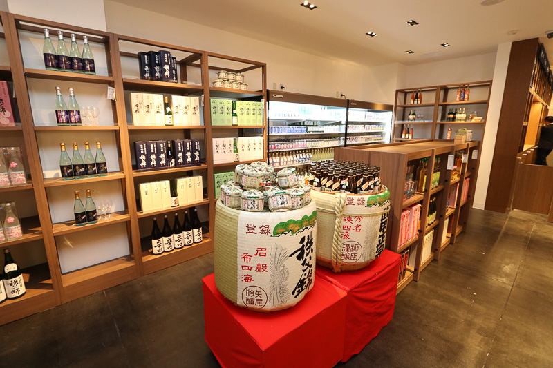 地元のあらゆる種類の酒が豊富に揃う