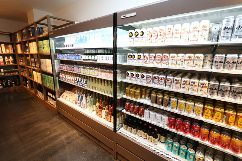 地元のあらゆる種類の酒が豊富に揃う