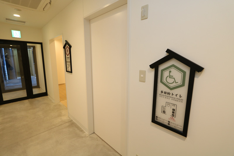 多目的トイレと女性トイレ