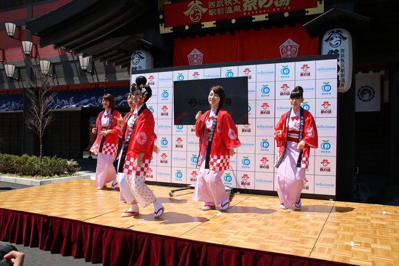 祭の湯ガールズとジャスミンさんが舞台に立って「祭の湯音頭」を踊る
