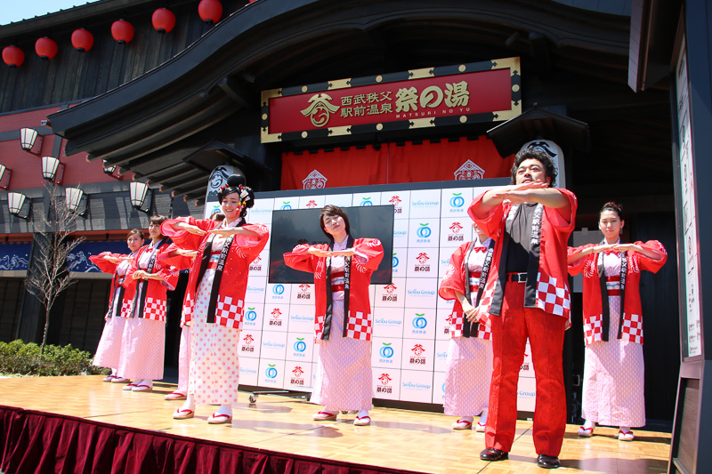 パパイヤ鈴木さんが振り付けの意味を交えながらワンポイントレッスン。このポーズは温泉に浸かっているところを意味する