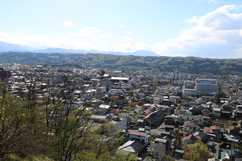 この方向に西武秩父駅。祭の湯の黒い建物が見える