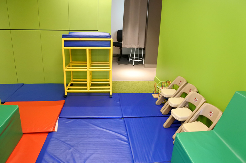 パウダールームやキッズスペース、授乳室がありファミリーや女性向けの使いやすさがポイント。到着、出発時の集合場所などにも使われる