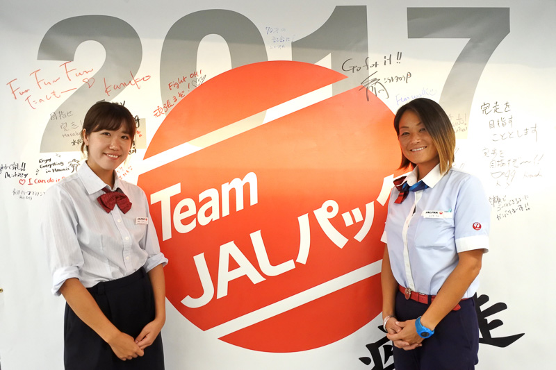 旅行中のオプショナルツアー参加の手続きや、各種相談などに対応してくれるラウンジのスタッフ。JALグループ地上職スタッフの制服を着用している