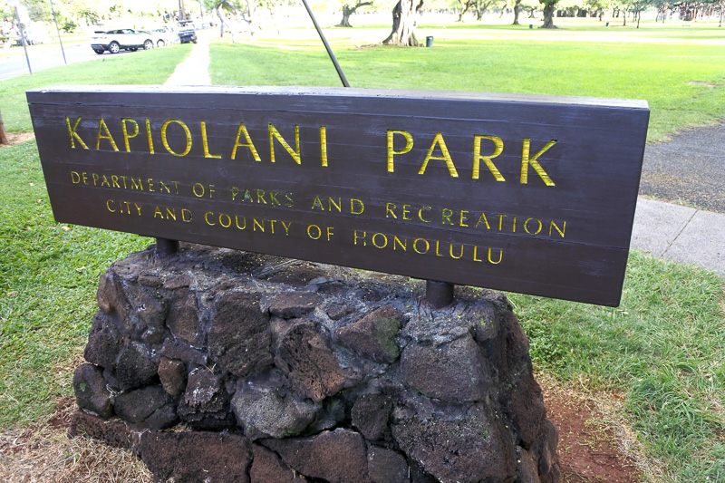 集合場所のカピオラニ公園。目印は「Team JALパック」ののぼり。遠くからでも見つけやすい