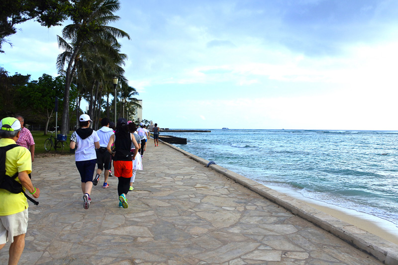 2名1組でお互いの姿勢をチェックしながら海岸沿いをラン
