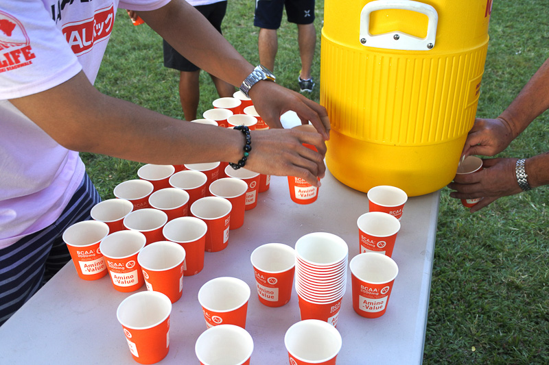 実践さながらにスタッフからドリンク入りのカップを受け取る練習を行なった