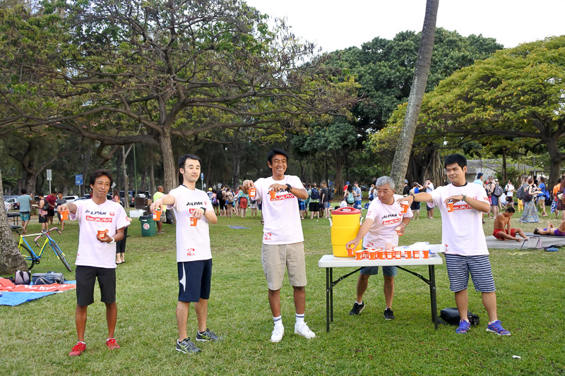 実践さながらにスタッフからドリンク入りのカップを受け取る練習を行なった