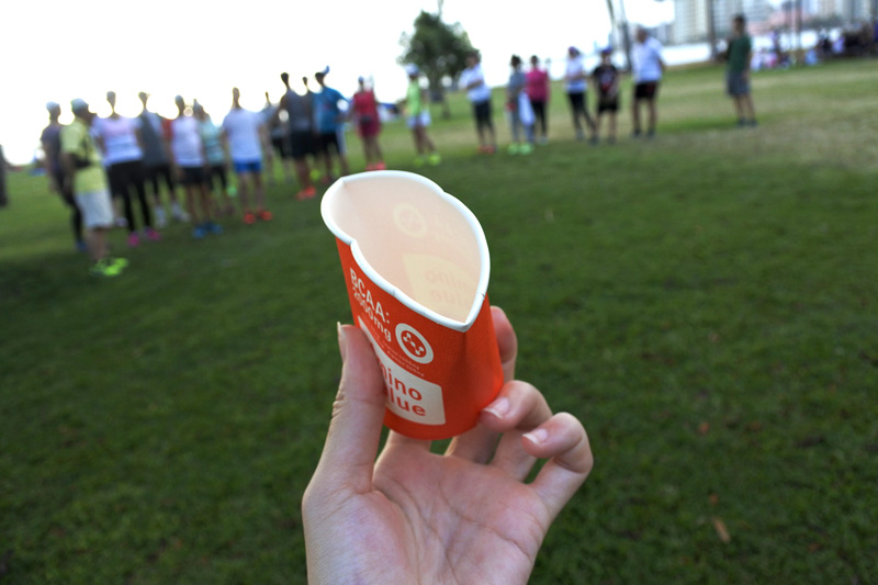 コップの上部をつぶすとラン中でもこぼれず飲みやすくなる