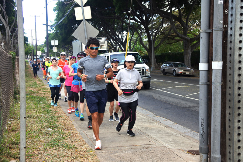 朝7時にカピオラニ公園に集合し、道路沿いのコンクリートをまずは走る