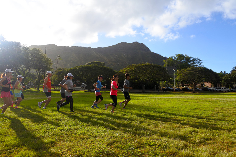 公園内に戻り、芝生の上でハワイの自然を感じながら進む
