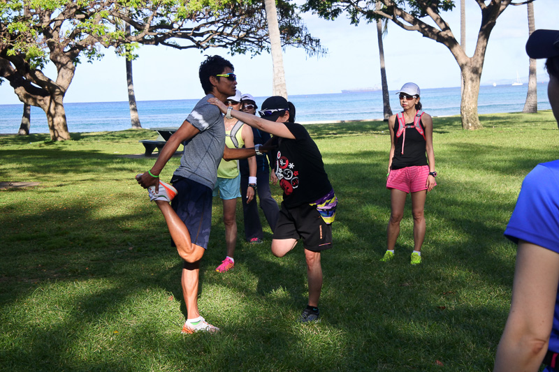 2名1組で行なうストレッチの様子。ファミリーやカップルで参加した場合、力を合わせられるのはうれしい。もちろん1人旅でも、プログラムに参加することで知り合いが大勢できる