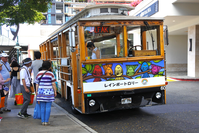 「レインボートロリー」に乗車し、「アラモアナセンター」へ