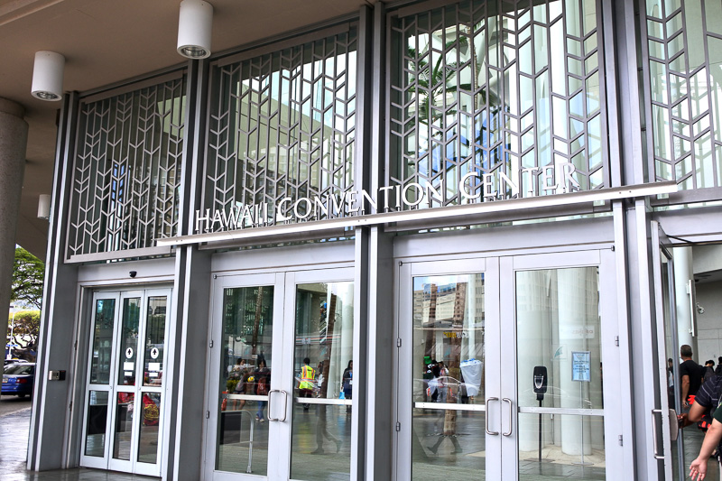 アラモアナセンターから10分ほど歩くと「ハワイ・コンベンションセンター」に到着する