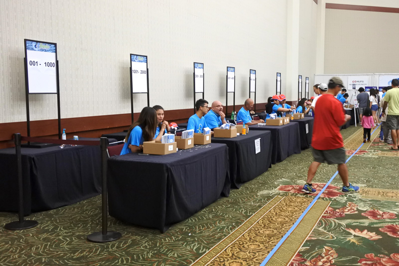 パケットピックアップ会場では自分の番号の記されたブースでナンバーカードを受け取る