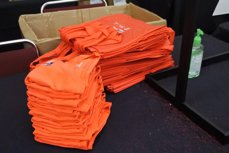 ナンバーカードを受け取ったあとは、記念Tシャツとオリジナルバッグが渡される