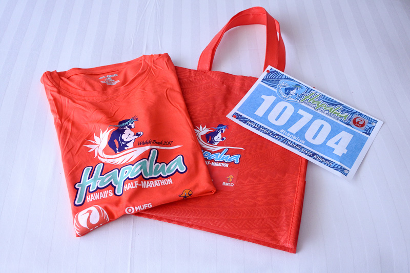 参加者に配布されるナンバーカードと記念Tシャツ、オリジナルバッグ