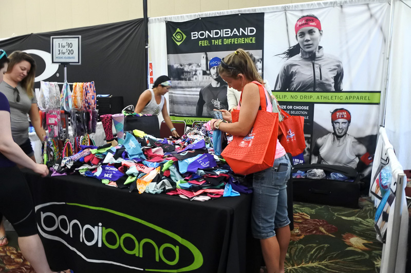 ラン中にしっかり、おしゃれに髪をまとめたいときに使いたい「BONDI BAND」のブースも発見。色とりどりのバンドが揃っていた
