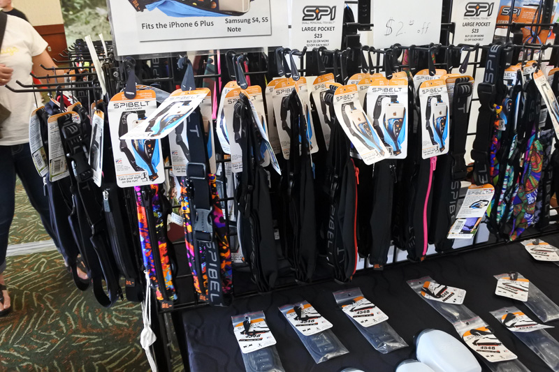 伸縮性に富み、スマホやキーなどを入れておける「SPIBELT」もスペシャルプライスに