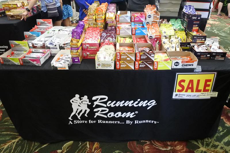 ビーンズからゼリーまで栄養補給をするためのアイテムがズラリ。「Power Bar PERFORMANCE ENERGY BLASTS」と「SPORTS BEANS」を2フレーバー購入