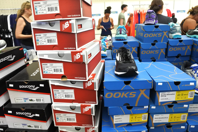 スポーツグラスやシューズなども購入可能。忘れた！ というときにも調達できる