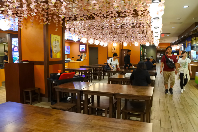 座席数が多いので、各ブースで注文したあとでも余裕で座れる