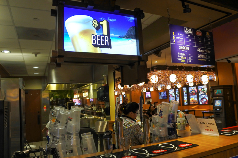 名物1ドルビールのボードがいたるところに。地元の人たちや観光客が昼ビールを楽しんでいた