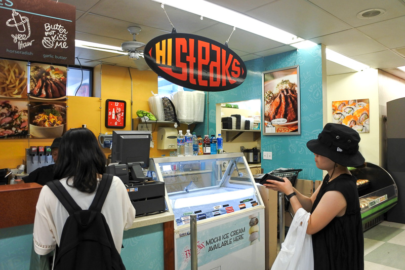 店内へ入ると「HI Steaks」をはじめとするカジュアルフードが楽しめるエリアがある