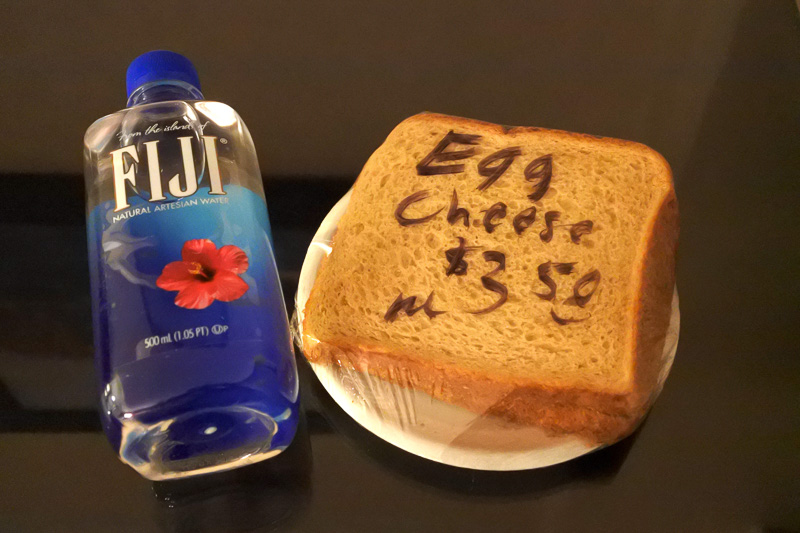 <a href="http://travel.watch.impress.co.jp/docs/news/tabirepo/1048302.html">前回はアイスクリームを購入したが</a>今回はもう1つの人気メニューのサンドを購入