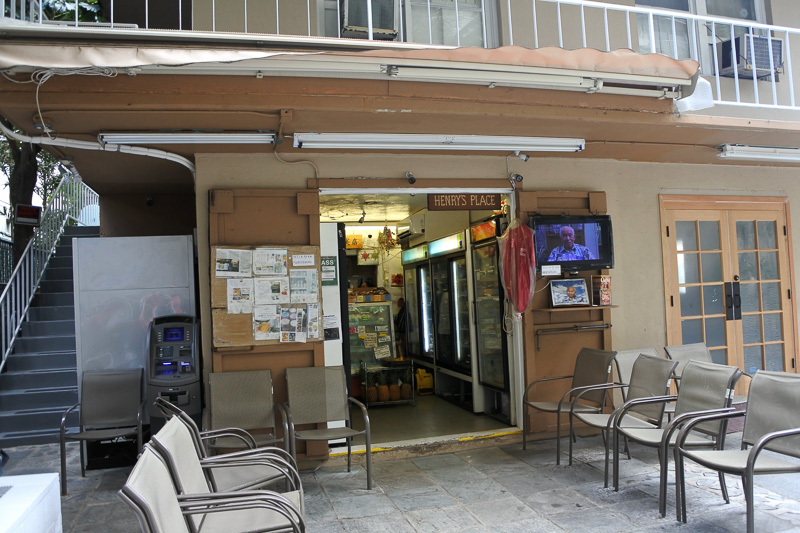 「Henry's Place（高橋果物店）」。営業時間が22時までと長いため、小腹が空いたらまずコチラへ