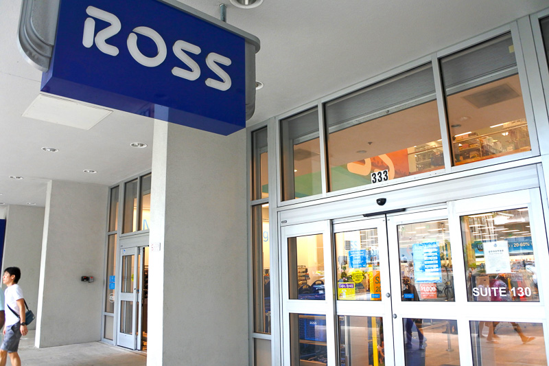 「ROSS DRESS FOR LESS Waikiki」はブルーのサインボードが目印