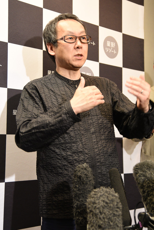 囲み取材に答える星野代表